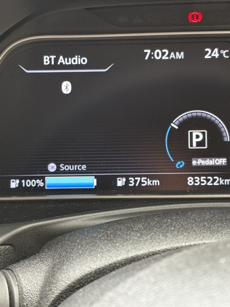 充電残量100％でECOモードOFF・エアコンON時に航続可能距離375kmを表示する日産リーフe+