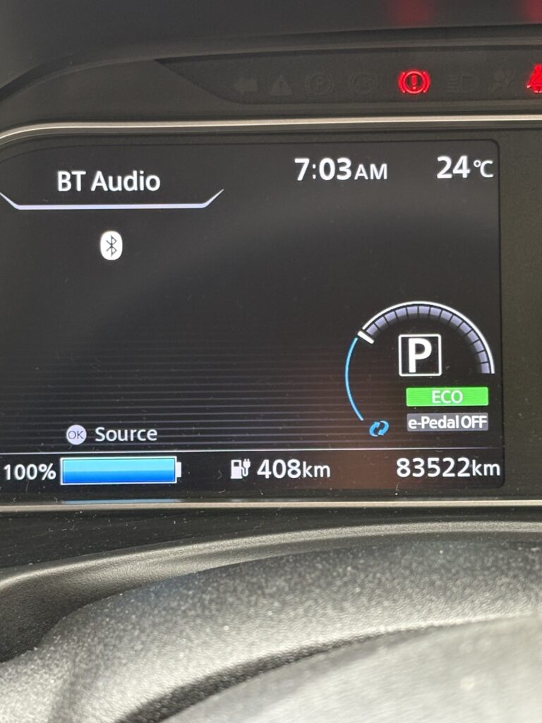 充電残量100％でECOモードON・エアコンOFF時に航続可能距離408kmを表示する日産リーフe+