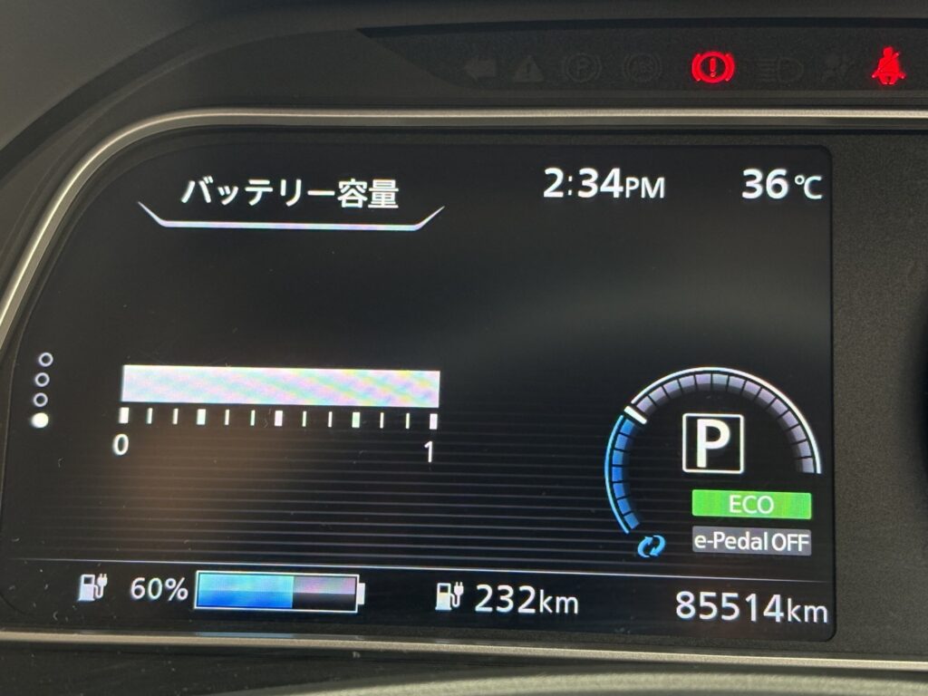 走行距離85,514kmでバッテリー容量計が12セグメント残っている2019年式日産リーフe+