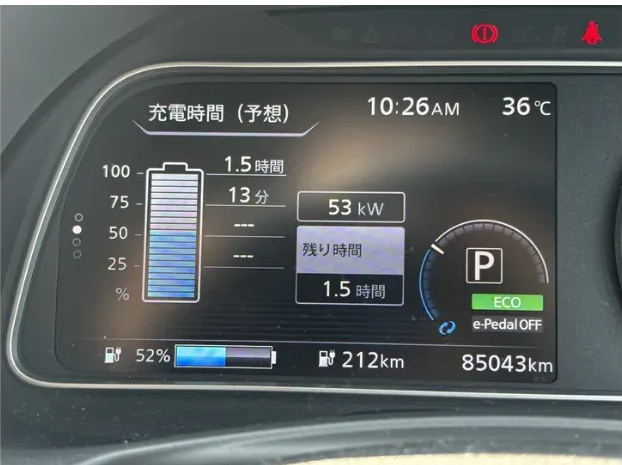 90kW級急速充電器の利用中に53kWの充電出力を表示した日産リーフe+のメーター