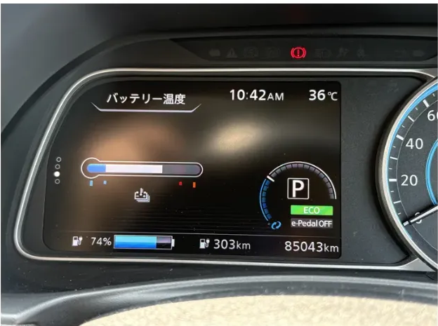 真夏の急速充電後に中央より高温側へ上昇した日産リーフe+のバッテリー温度表示