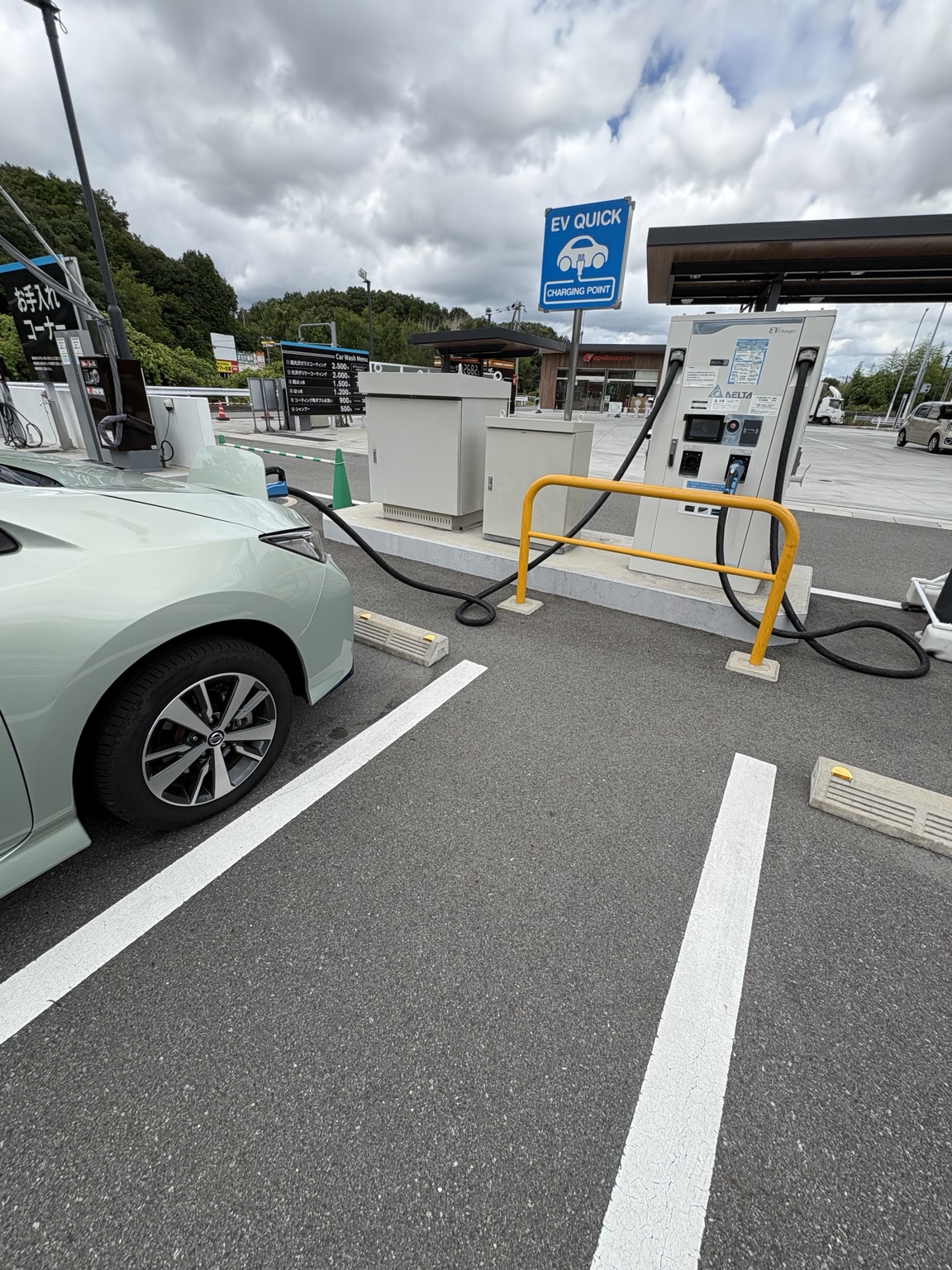 日産リーフe+に大きな急速充電コネクターを接続している様子