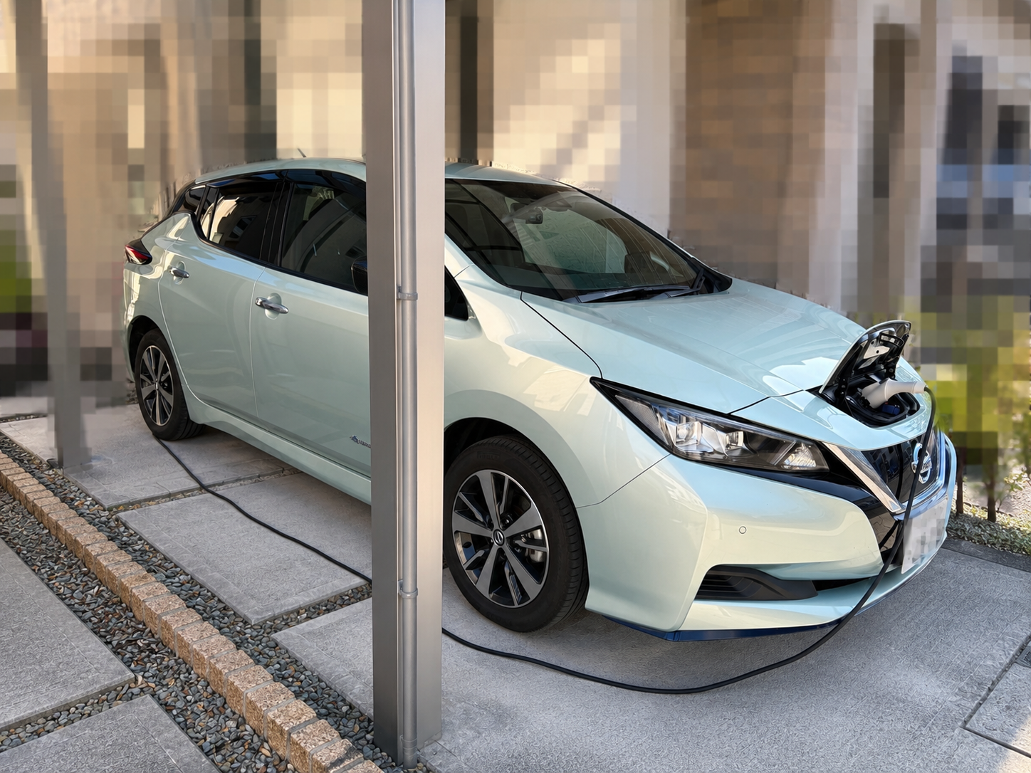 自宅の200V充電設備で日産リーフe+を普通充電している様子