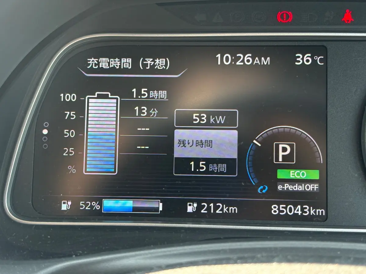 浜松SAで日産リーフe+を急速充電し、残量52％・充電出力53kWを表示しているメーター
