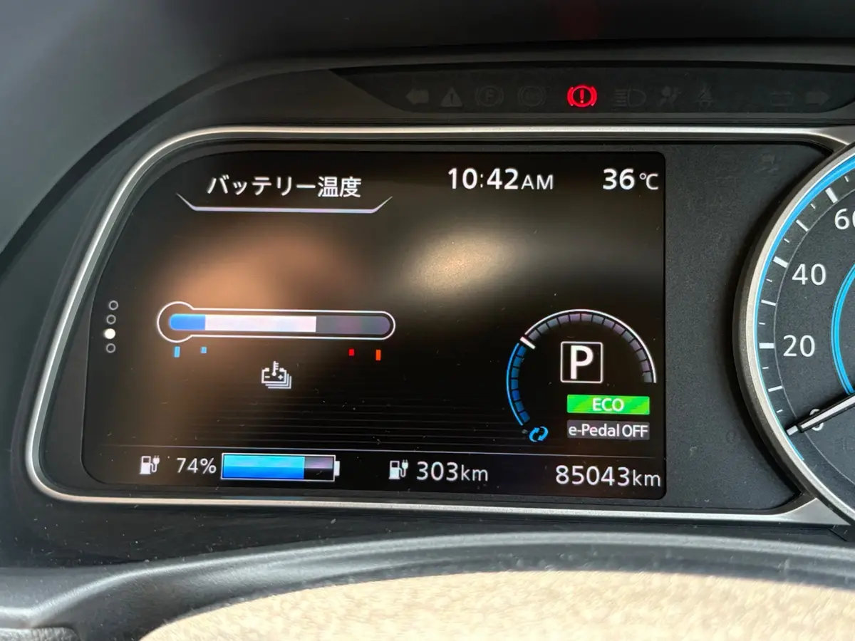 浜松SAで急速充電後、日産リーフe+の残量74％とバッテリー温度計を表示しているメーター
