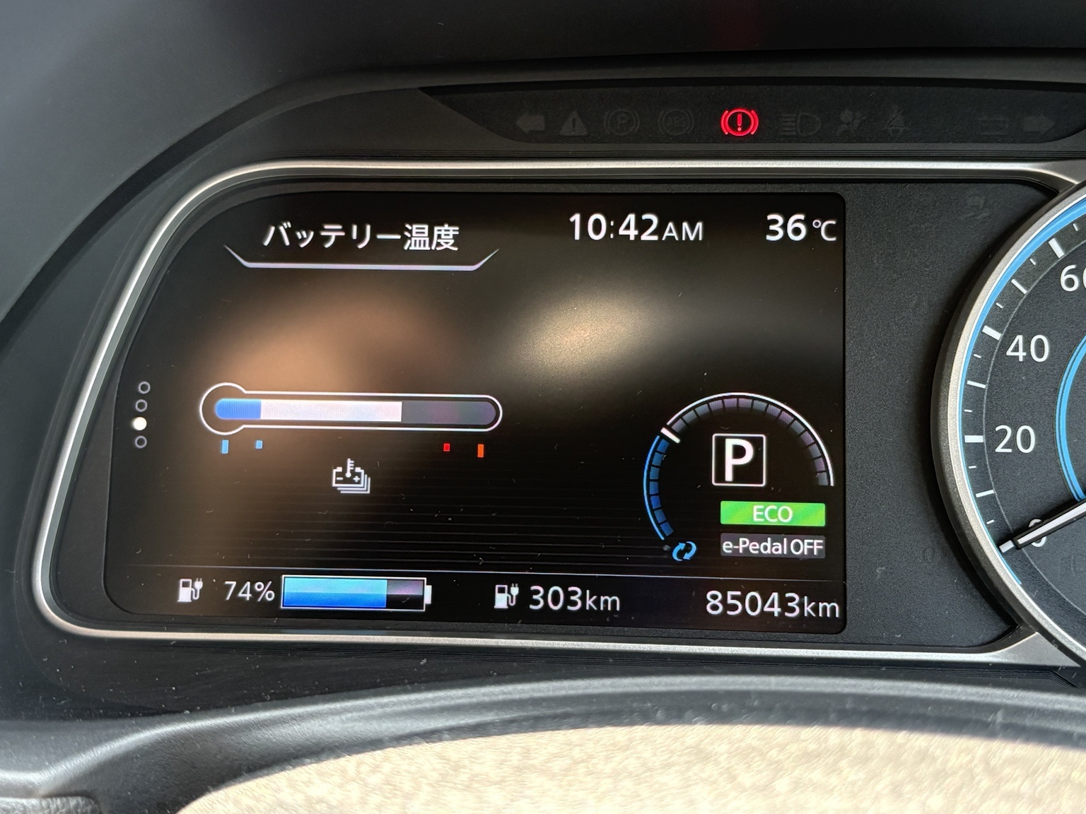 日産リーフe+のバッテリー残量74％と航続可能距離303kmを表示したメーター