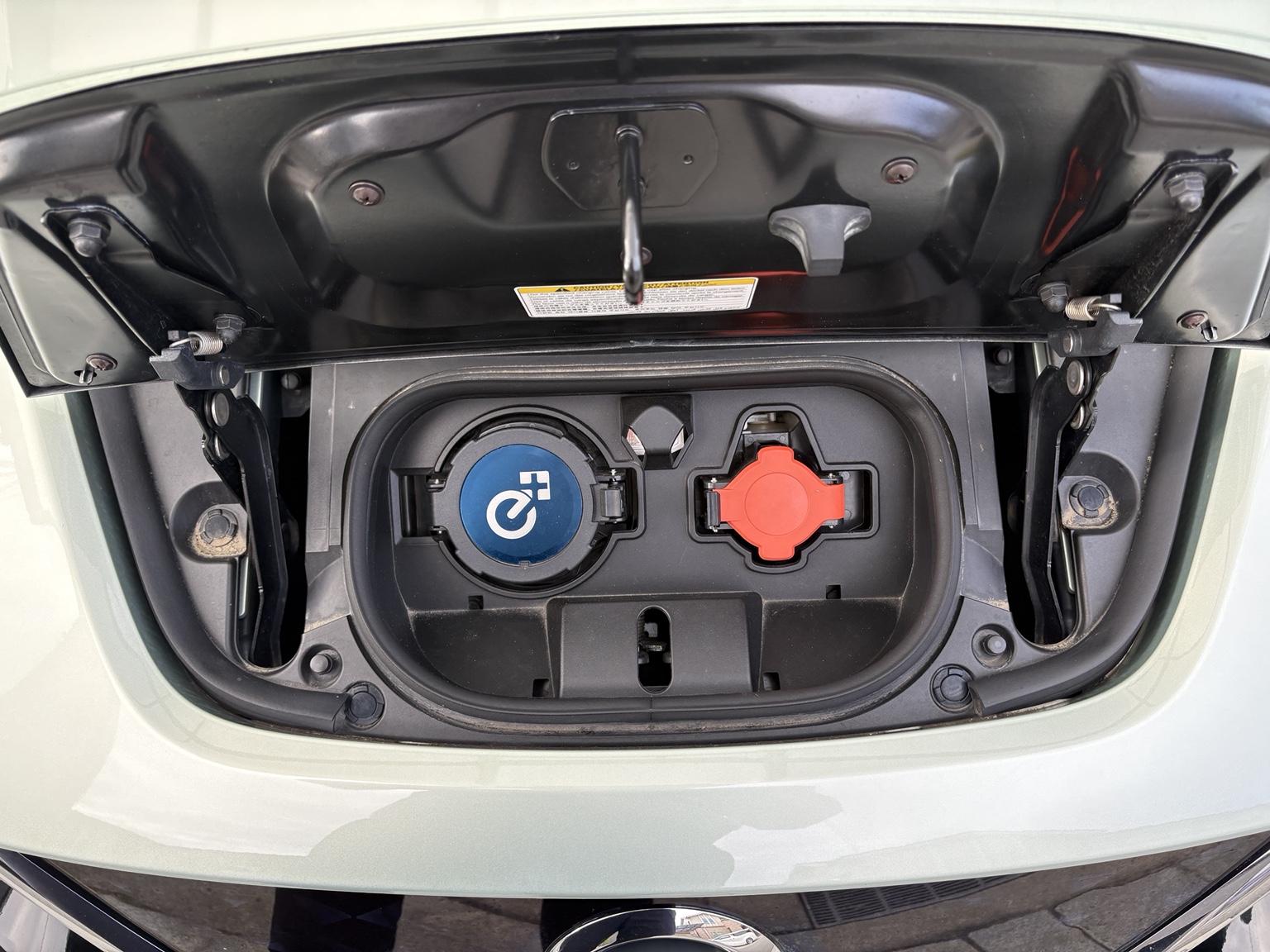 日産リーフの急速充電口と普通充電口 中古EV購入前に確認する日産リーフの急速充電口と普通充電口