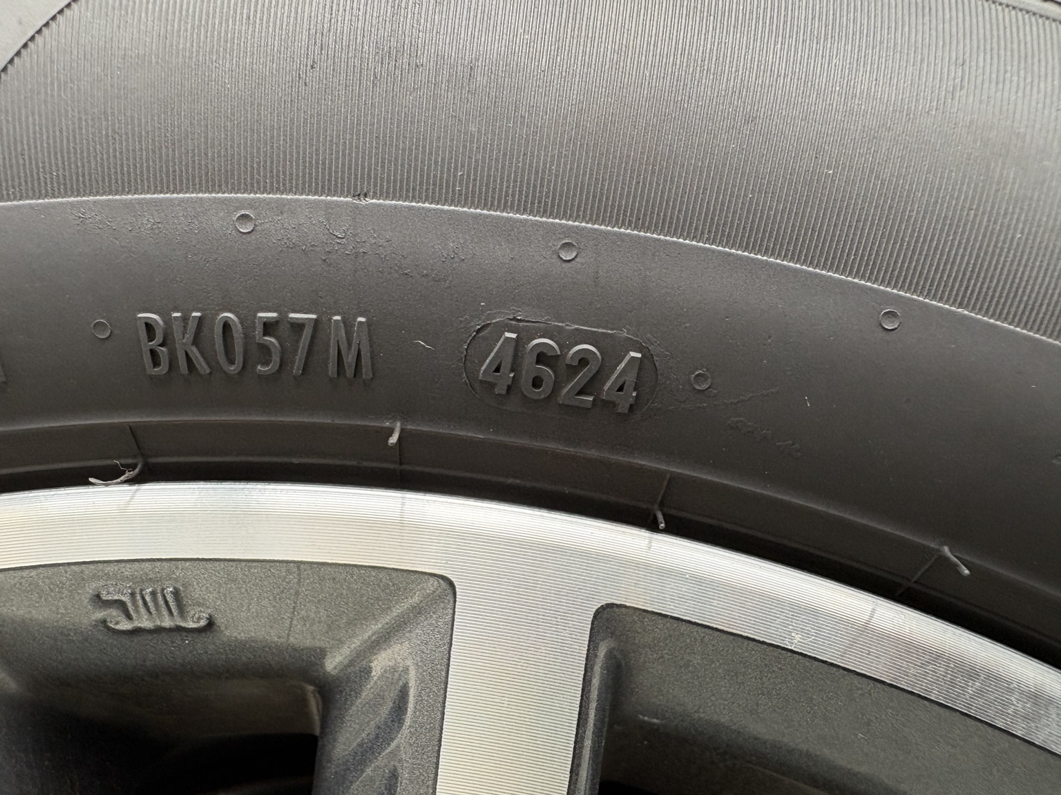 中古EVタイヤの製造時期表示 中古EVタイヤの製造時期を示す4桁表示4624