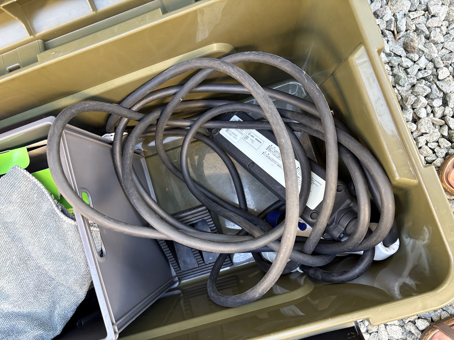 EV充電ケーブルと洗車用品の実際の収納状態 EVの純正充電ケーブルと洗車用品を一緒に入れた収納ボックスの中
